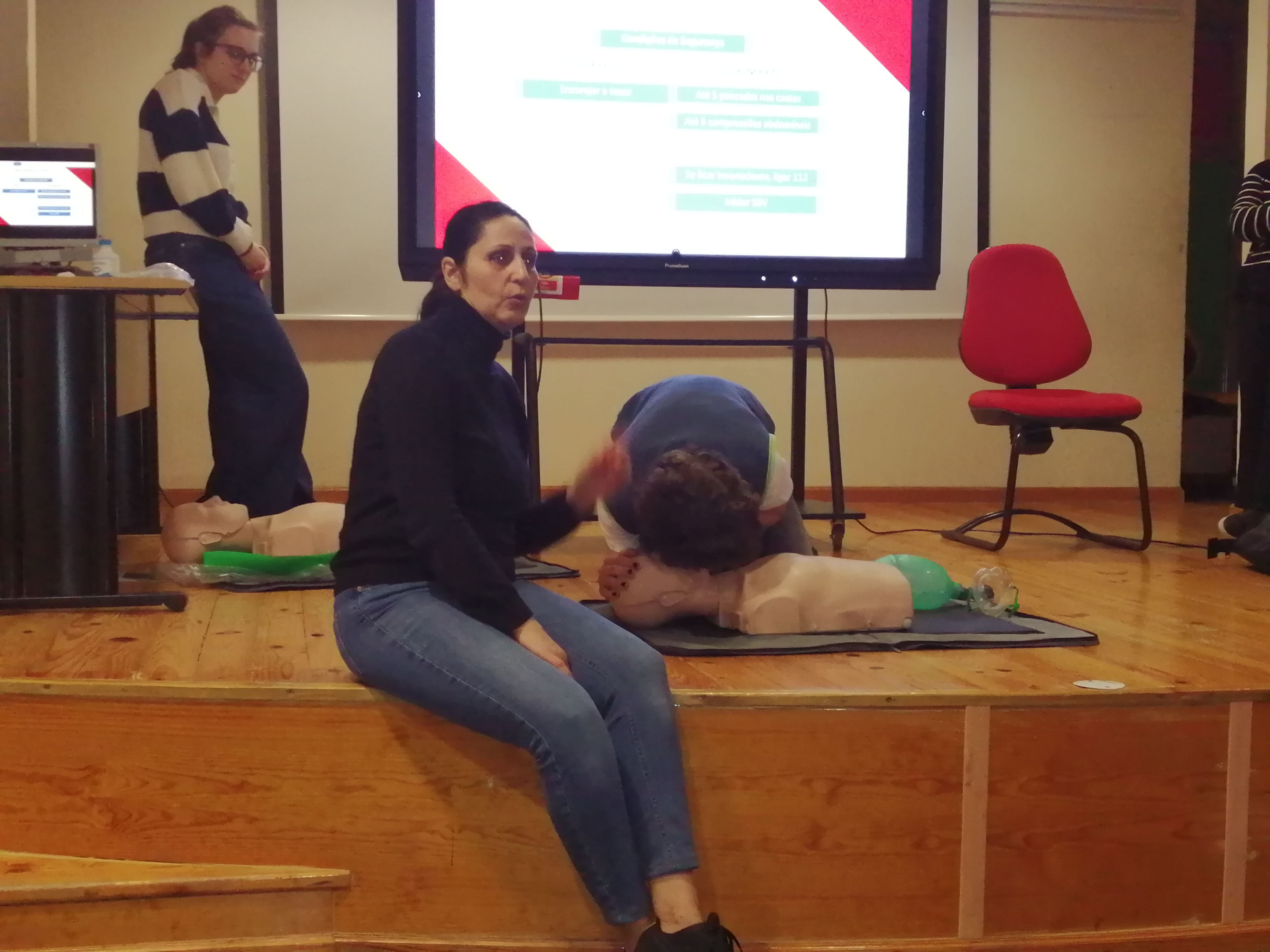 Alunos participam de palestra sobre Suporte Básico de Vida e aprendem técnicas essenciais de primeiros socorros